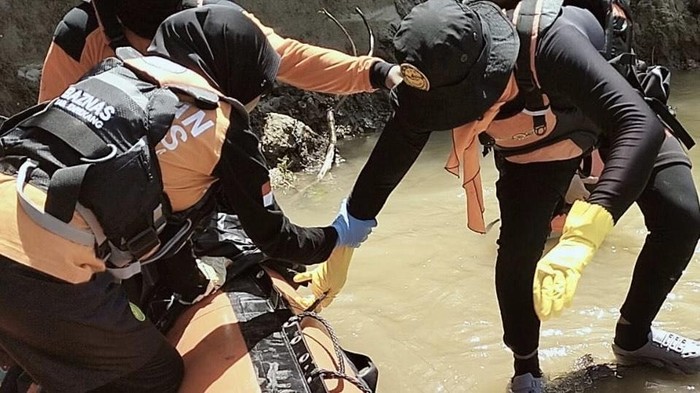 Tim SAR gabungan mengevakuasi mayat pria tenggelam di Sungai Saddang, Enrekang, Sulawesi Selatan (Sulsel).