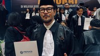 Ferry Salim dikukuhkan sebagai advokat dalam acara Pengangkatan dan Pembekalan Advokat Wilayah Hukum Pengadilan Tinggi Jakarta oleh PERADI. (Foto: Instagram @ferrysal1m)