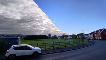 Ini awan unik di atas langit Swansea, Wales, Inggris. Bukan gunung, bukan langit belah, dan bukan pula foto AI. Foto: BoredPanda