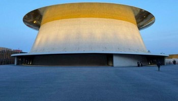 Bangunan futuristik di Osaka Expo, Jepang, seperti terlihat ada lubang di langit yang bersambung ke gedung ini. Foto: BoredPanda