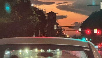 Langit tampak seperti kelokan sungai, padahal itu awan dan langit senja. Foto: BoredPanda