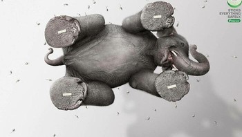Iklan Polar Bear Tape menampilkan visual ekstrem yang menggambarkan saking kuatnya perekat tersebut, sampai gajah pun bisa menempel. Foto: Polar Bear Tape