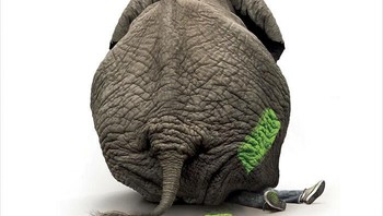 Iklan imajinatif untuk CowParade ini memperlihatkan seekor gajah yang menindih seorang pelukis, meninggalkan bekas rol cat hijau di tubuhnya yang besar. Ini adalah humor visual brilian yang mempermainkan absurditas dan logika. Foto: via Bored Panda