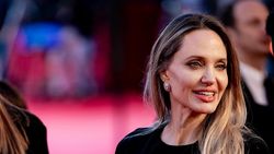 Angelina Jolie Pakai Gaun Backless, Tato Harimau Ngintip di Punggung