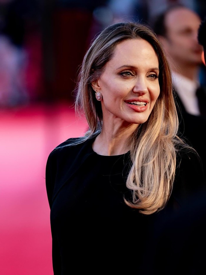 Gaya Angelina Jolie di Premier Film Couture
