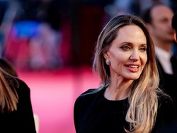 Fakta Liontin Darah Angelina Jolie Diungkap Mantan: Romantis atau Mistis?