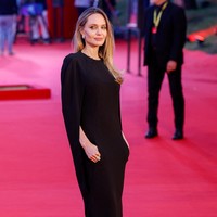 Ia juga mengenakan ankle boots dengan bukaan V yang senada dengan siluet busananya. Material yang mengkilap kian memastikan sorotan tetap tertuju pada penampilan peraih Oscar itu. (Foto: REUTERS/Remo Casilli)