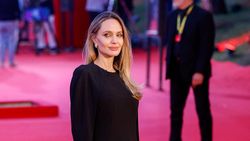 Angelina Jolie Pakai Gaun Backless, Tato Harimau Ngintip di Punggung