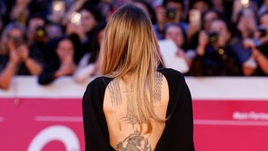 Tato harimau di punggungnya bukan cuma estetika, tapi juga simbol kekuatan dan keberanian. Foto: REUTERS/Remo Casilli