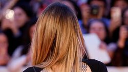 Angelina Jolie Pakai Gaun Backless, Tato Harimau Ngintip di Punggung