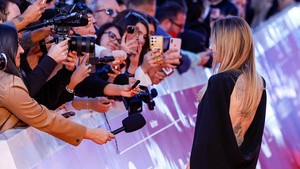 Angelina Jolie balik jadi pusat perhatian dengan tato harimau yang ngintip dari balik gaun backless-nya. Foto: REUTERS/Remo Casilli