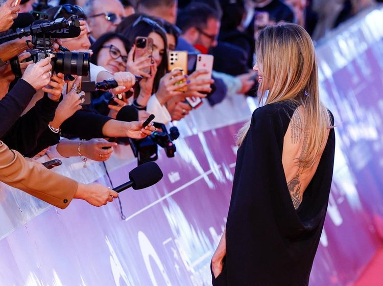 Angelina Jolie Pakai Gaun Backless, Tato Harimau Ngintip di Punggung