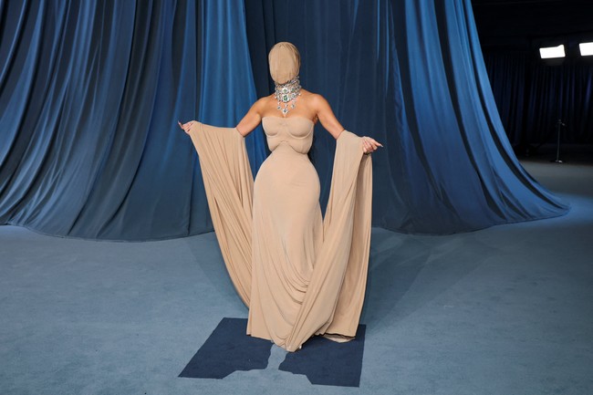 Di perhelatan yang digelar di Los Angeles pada Sabtu (18/10/2025) malam itu, Kim memakai karya couture perdana desainer Glenn Martens untuk Maison Margiela. “Aku cinta Margiela,” ujar bintang reality show dan pebisnis fashion tersebut kepada Variety di karpet merah. (Foto: REUTERS/Mario Anzuoni)