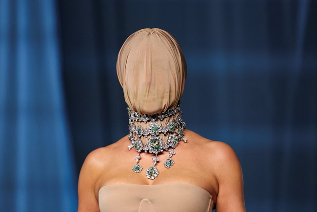 Penampilannya juga seperti mengulang salah satu gaya ikonis Kim di MET Gala 2022. Ia memakai gaun hitam Balenciaga yang menutup sekujur badan. Selain tampil eksentrik di acara gala, Kim juga sedang menjadi sorotan berkat produk terbaru Skims, yaitu “faux hair micro string thong” seharga US$ 32 (sekitar Rp510 ribu). Produk terbatas itu langsung terjual habis dalam hitungan menit setelah dirilis. (Foto: REUTERS/Mario Anzuoni)