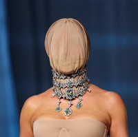 Penampilannya juga seperti mengulang salah satu gaya ikonis Kim di MET Gala 2022. Ia memakai gaun hitam Balenciaga yang menutup sekujur badan. Selain tampil eksentrik di acara gala, Kim juga sedang menjadi sorotan berkat produk terbaru Skims, yaitu “faux hair micro string thong” seharga US$ 32 (sekitar Rp510 ribu). Produk terbatas itu langsung terjual habis dalam hitungan menit setelah dirilis. (Foto: REUTERS/Mario Anzuoni)