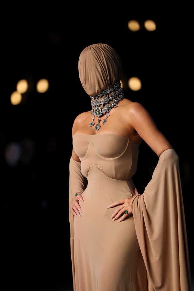 Soal wajah yang ditutup, bukannya Kim kurang percaya dengan riasan wajah dan hairdo-nya. “Aku bahkan menerbangkan makeup artist favoritku, Mario, dari New York. Ini sebenarnya tampilan yang diputuskan di menit-menit terakhir, jadi aku yakin dia agak kesal,” candanya. Meski memakai ‘topeng’, Kim mengungkapkan akan melepas masker saat sudah berada di dalam area gala. (Foto: REUTERS/Mario Anzuoni)