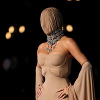 Soal wajah yang ditutup, bukannya Kim kurang percaya dengan riasan wajah dan hairdo-nya. “Aku bahkan menerbangkan makeup artist favoritku, Mario, dari New York. Ini sebenarnya tampilan yang diputuskan di menit-menit terakhir, jadi aku yakin dia agak kesal,” candanya. Meski memakai ‘topeng’, Kim mengungkapkan akan melepas masker saat sudah berada di dalam area gala. (Foto: REUTERS/Mario Anzuoni)