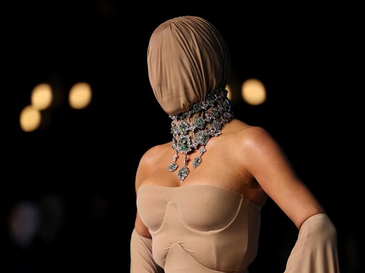 Foto: Si Paling Misterius, saat Kim Kardashian Tutup Wajah di Red Carpet