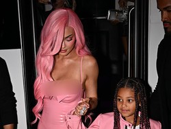 Gaya Kompak Kylie Jenner dan Stormi, Pakai Baju Lateks Serba Pink