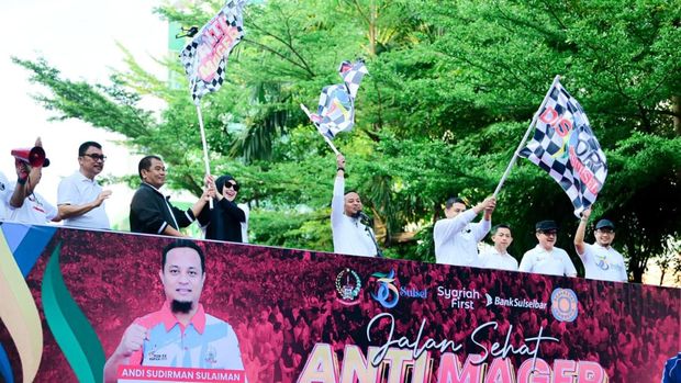 Gubernur Sulsel Andi Sudirman Sulaiman membuka acara Jalan Sehat Anti Mager memperingati HUT ke-356 Sulsel.