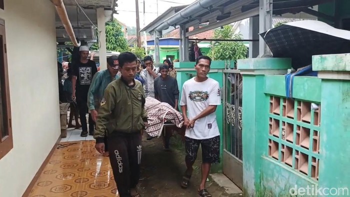 Jenazah Jesika, siswi SMP di Purwakarta saat akan dimakamkan, Minggu (19/10/2025).