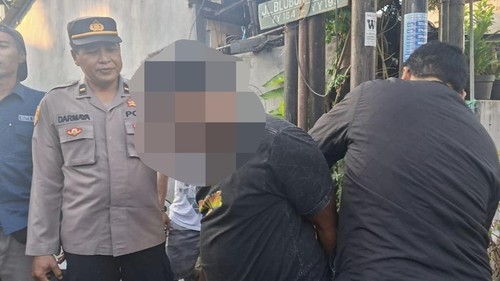 JM, pria yang mengamuk di Jalan Blubuh Sari, Kelurahan Kerobokan Kaja, Kecamatan Kuta Utara, Badung, diikat di tiang listrik oleh warga, Sabtu (18/10/2025). (Dok Polres Badung)