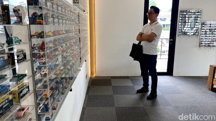 Cuci Mata Ala Bapak-bapak: Anteng Lihat Mobil Klasik