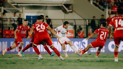Jordy Bruijn (jersey putih) berusaha melewati hadangan pemain Persijap Jepara dalam pertandingan di Stadion Gelora Bumi Kartini, Jepara, Minggu (19/10/2025). Jordy menyumbang 1 gol dalam laga tersebut. (Dok. Bali United)