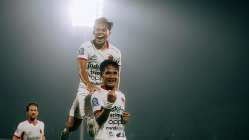 Kadek Agung Widnyana (depan) dan Rahmat Arjuna Rezki merayakan gol pertama Bali United ke gawang Persijap Jepara. Pada laga itu, Serdadu Tridatu menang tipis 2-1 di Stadion Gelora Bumi Kartini, Jepara, Minggu (19/10/2025). (Dok. Bali United)