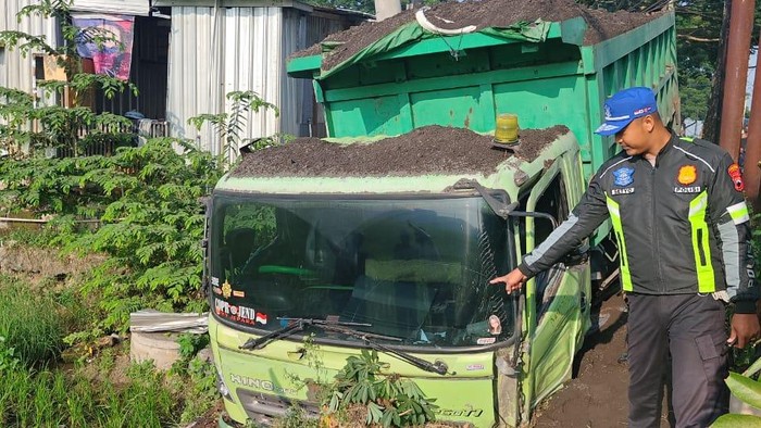 Truk Pasir Hantam Warung Lalu Nyungsep di Selokan Pantura Kudus