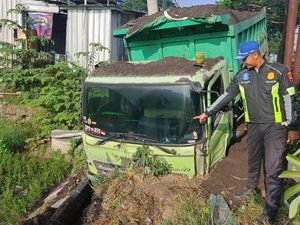 Truk Pasir Hantam Warung Lalu Nyungsep di Selokan Pantura Kudus
