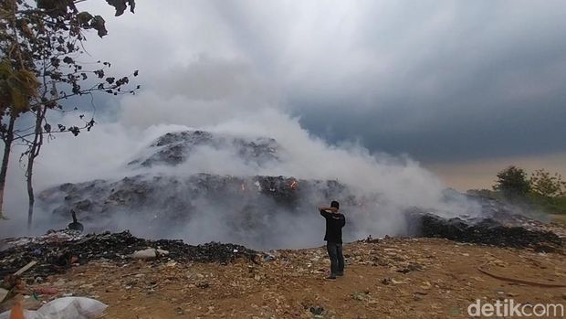 Kebakaran di TPA Heuleut Majalengka
