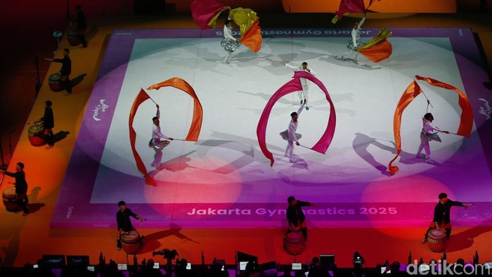 Kejuaraan Dunia Senam 2025 atau The 53rd FIG Artistic Gymnastics World Championships resmi dibuka di Indonesia Arena, Gelora Bung Karno (GBK), Jakarta, Jumat (18/10/2025). Pembukaan berlangsung meriah dengan pertunjukan seni, tarian daerah, dan penghormatan untuk atlet Indonesia almarhum Naufal Takdir Al Bari.