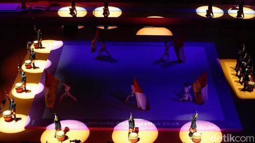 Kejuaraan Dunia Senam 2025 atau The 53rd FIG Artistic Gymnastics World Championships resmi dibuka di Indonesia Arena, Gelora Bung Karno (GBK), Jakarta, Jumat (18/10/2025). Pembukaan berlangsung meriah dengan pertunjukan seni, tarian daerah, dan penghormatan untuk atlet Indonesia almarhum Naufal Takdir Al Bari.