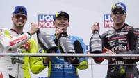 Kemenangan ini tak lepas dari keberuntungan kecil setelah rider Aprilia, Marco Bezzecchi, dijatuhi double long-lap penalty akibat pelanggaran saat start. Kondisi itu dimanfaatkan dengan baik oleh Fernandez untuk merebut posisi terdepan hingga garis finis. REUTERS/Asanka Brendon Ratnayake