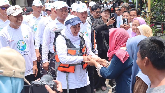 Khofifah Bersama Pasukan Marinir Ajak Warga Jatim Jaga Sungai Bersih dan Sehat