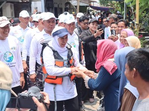 Khofifah Bareng Pasukan Marinir Ajak Warga Jatim Jaga Sungai Bersih