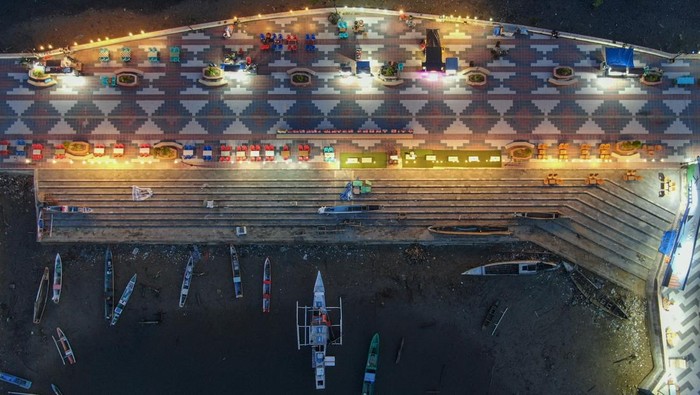 Foto udara kawasan Papalimba Water Tourism di Pantai Lapulu, Kendari, Sulawesi Tenggara, Sabtu (18/10/2025). Kementerian Kelautan dan Perikanan (KKP) menawarkan konsep water front city sebagai upaya mengintegrasikan tata ruang laut dan darat guna meningkatkan nilai ekonomi melalui pariwisata dan komersial, meningkatkan kualitas lingkungan dan melestarikan ekosistem, serta menciptakan kawasan perkotaan yang layak huni dan menarik bagi masyarakat. ANTARA FOTO/Andry Denisah