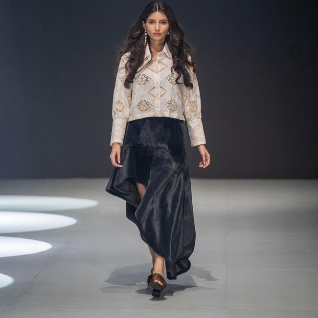 Foto: Koleksi Merenda Cinta dari Elima di Plaza Indonesia Fashion Week 2025