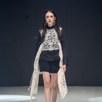 Koleksi terbaru Elima menonjolkan busana siap pakai bergaya urban yang dinamis dan multifungsi, terdiri dari potongan kemeja, jaket, rompi, rok, celana panjang hingga mantel. (Foto: Dok. Elima)