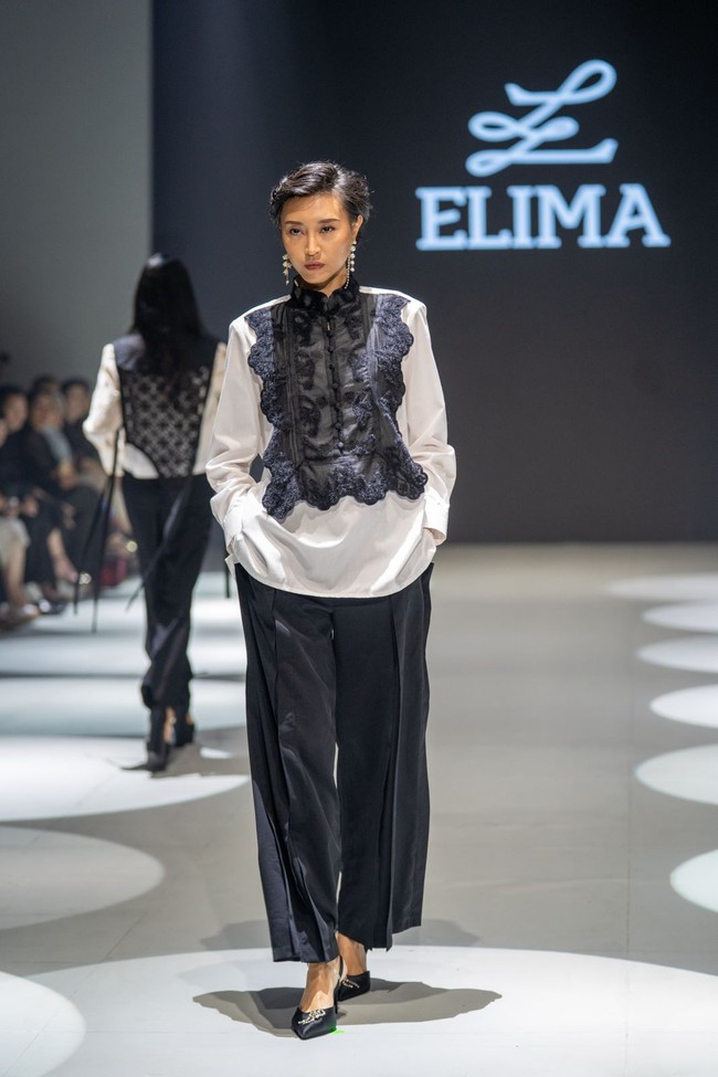 Seluruhnya dikemas dalam palet warna netral—hitam, putih, abu-abu, blush, krem, dan beige, yang mudah dipadu-padankan untuk berbagai suasana. Detail unik seperti kancing berbeda-beda menjadi elemen khas yang menambah kompleksitas desain. (Foto: Dok. Elima)