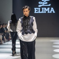 Seluruhnya dikemas dalam palet warna netral—hitam, putih, abu-abu, blush, krem, dan beige, yang mudah dipadu-padankan untuk berbagai suasana. Detail unik seperti kancing berbeda-beda menjadi elemen khas yang menambah kompleksitas desain. (Foto: Dok. Elima)