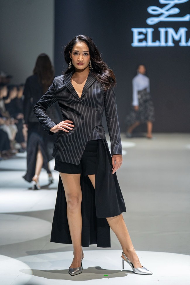 Menariknya, Elima menghadirkan renda sebagai fokus utama dalam koleksi kali ini. Material lembut itu dipadukan dengan suiting fabric yang tegas, menghasilkan kontras visual antara sisi feminin dan maskulin. “Renda identik dengan kelembutan, namun renda pun mampu tampil kuat. Di sinilah kami menemukan keseimbangan baru,” tambah Laila. (Foto: Dok. Elima)