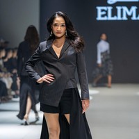 Menariknya, Elima menghadirkan renda sebagai fokus utama dalam koleksi kali ini. Material lembut itu dipadukan dengan suiting fabric yang tegas, menghasilkan kontras visual antara sisi feminin dan maskulin. “Renda identik dengan kelembutan, namun renda pun mampu tampil kuat. Di sinilah kami menemukan keseimbangan baru,” tambah Laila. (Foto: Dok. Elima)