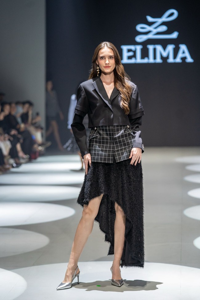 Dalam peragaan kali ini, seluruh tampilan dilengkapi dengan alas kaki dari koleksi Rajnik yang menambah sentuhan modern. (Foto: Dok. Elima)