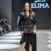 Dalam peragaan kali ini, seluruh tampilan dilengkapi dengan alas kaki dari koleksi Rajnik yang menambah sentuhan modern. (Foto: Dok. Elima)