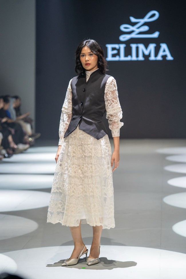 Berbasis di Jakarta, Elima dikenal dengan rancangan kontemporer, elegan, dan inklusif yang mengakomodasi berbagai bentuk tubuh perempuan, baik kurus, curvy, maupun atletis. Melalui karya seperti Merenda Cerita, Elima terus menegaskan komitmennya untuk memberdayakan perempuan, mendorong kesetaraan, serta merayakan keautentikan dalam dunia mode. (Foto: Dok. Elima)