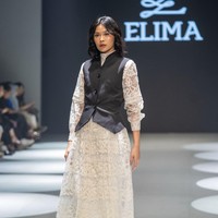 Berbasis di Jakarta, Elima dikenal dengan rancangan kontemporer, elegan, dan inklusif yang mengakomodasi berbagai bentuk tubuh perempuan, baik kurus, curvy, maupun atletis. Melalui karya seperti Merenda Cerita, Elima terus menegaskan komitmennya untuk memberdayakan perempuan, mendorong kesetaraan, serta merayakan keautentikan dalam dunia mode. (Foto: Dok. Elima)