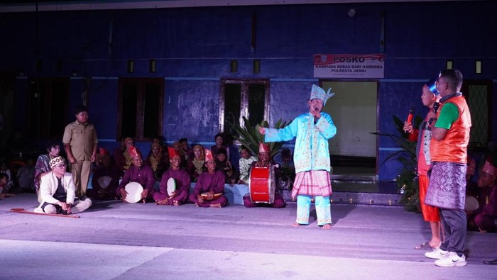 Komunitas Abdul Muluk Reborn pentas di kawasan eks lokalisasi Payo Sigadung, Jambi, dengan membawa lakon Legenda Sungai Kunyit