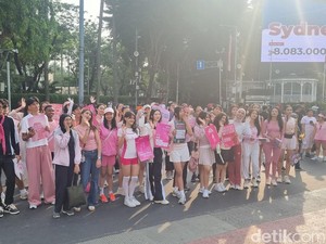 Peringati Kesadaran Kanker Payudara, Warga Serba Pink Warnai CFD Jakarta